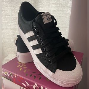 New Adidas Women size 9 Nizza Platform